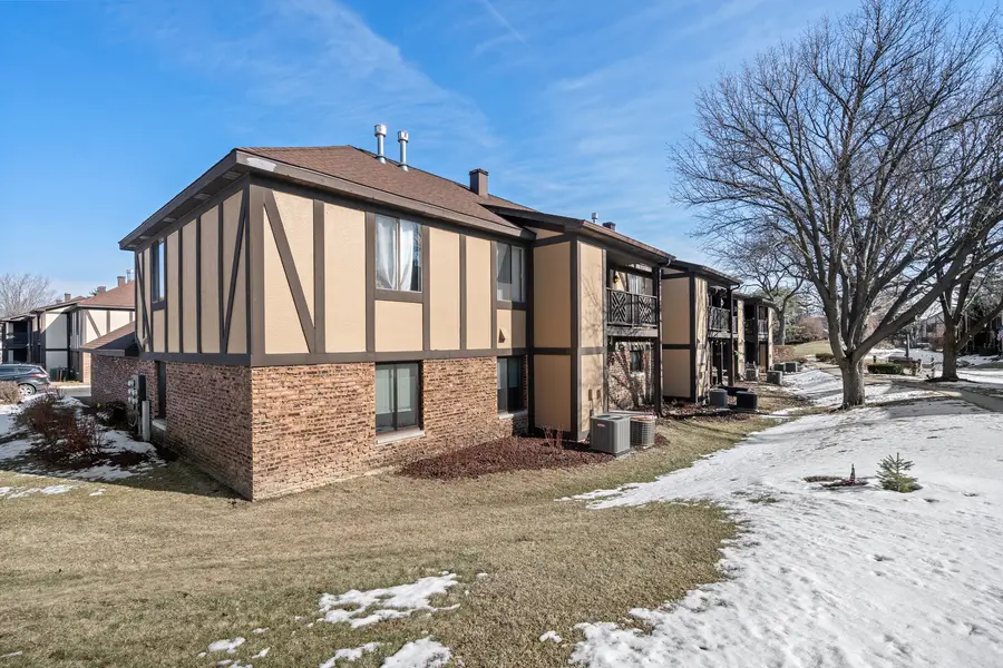 840 Sheldon Court #B, Wheaton, IL 60189 - Image #2