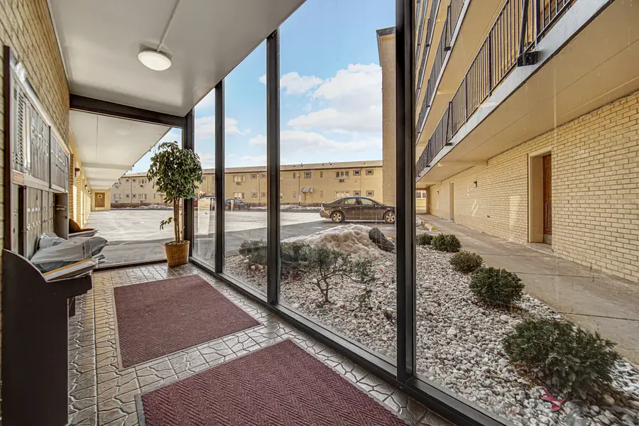 4572 N Milwaukee Avenue #5H, Chicago, IL 60630 - #3