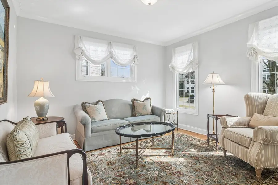 716 E Sunnyside Avenue, Libertyville, IL 60048 - #3