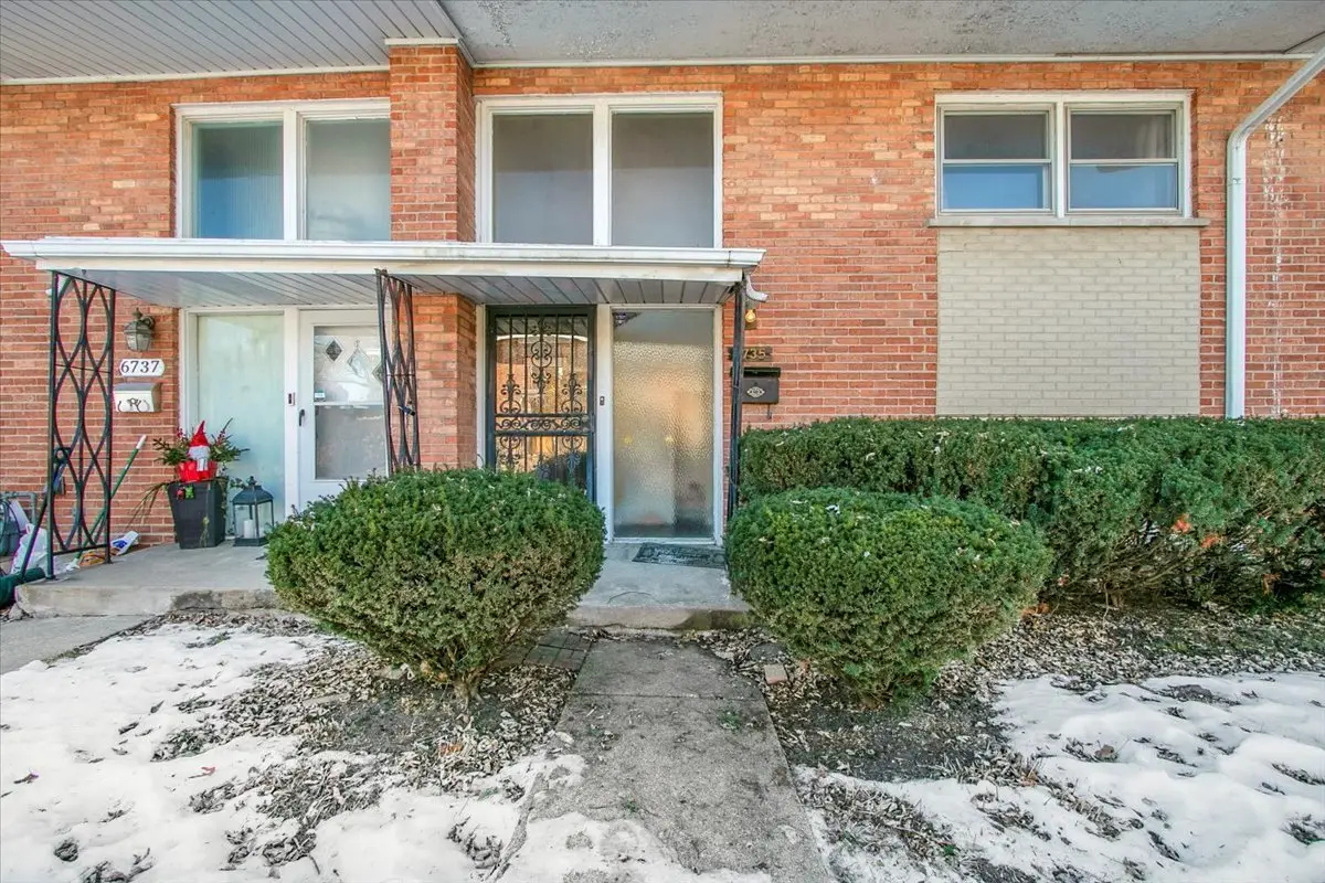 6735 N Lawndale Avenue, Lincolnwood, IL 60712 - #1