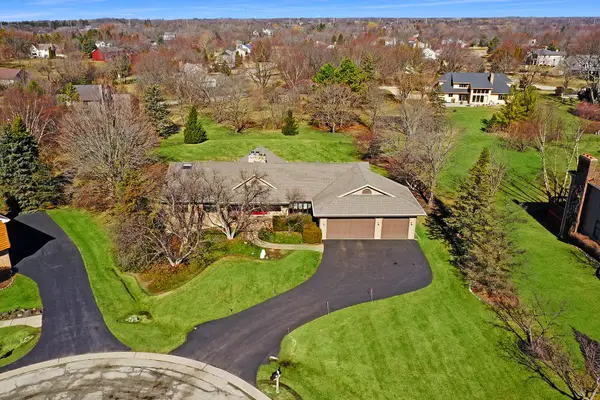 21 N Highview Circle, Hawthorn Woods, IL 60047