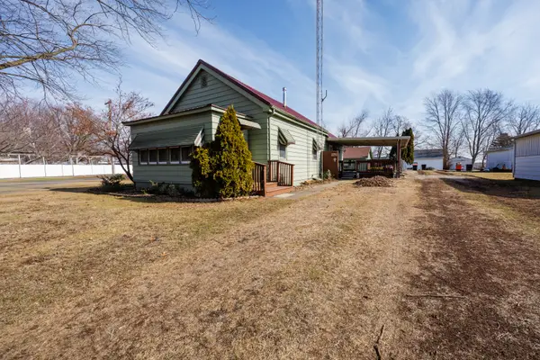 220 N Locust Street, Wapella, IL 61777