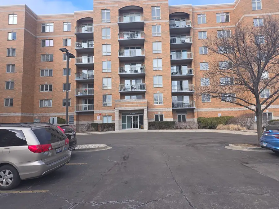 6815 N Milwaukee Avenue #201, Niles, IL 60714 - #2