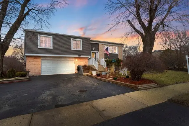 2208 Hiawatha Parkway, Woodridge, IL 60517 - #1