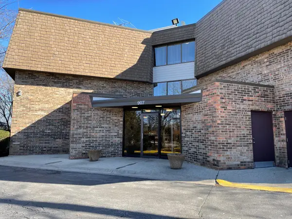 907 S Williams Street #107, Westmont, IL 60559