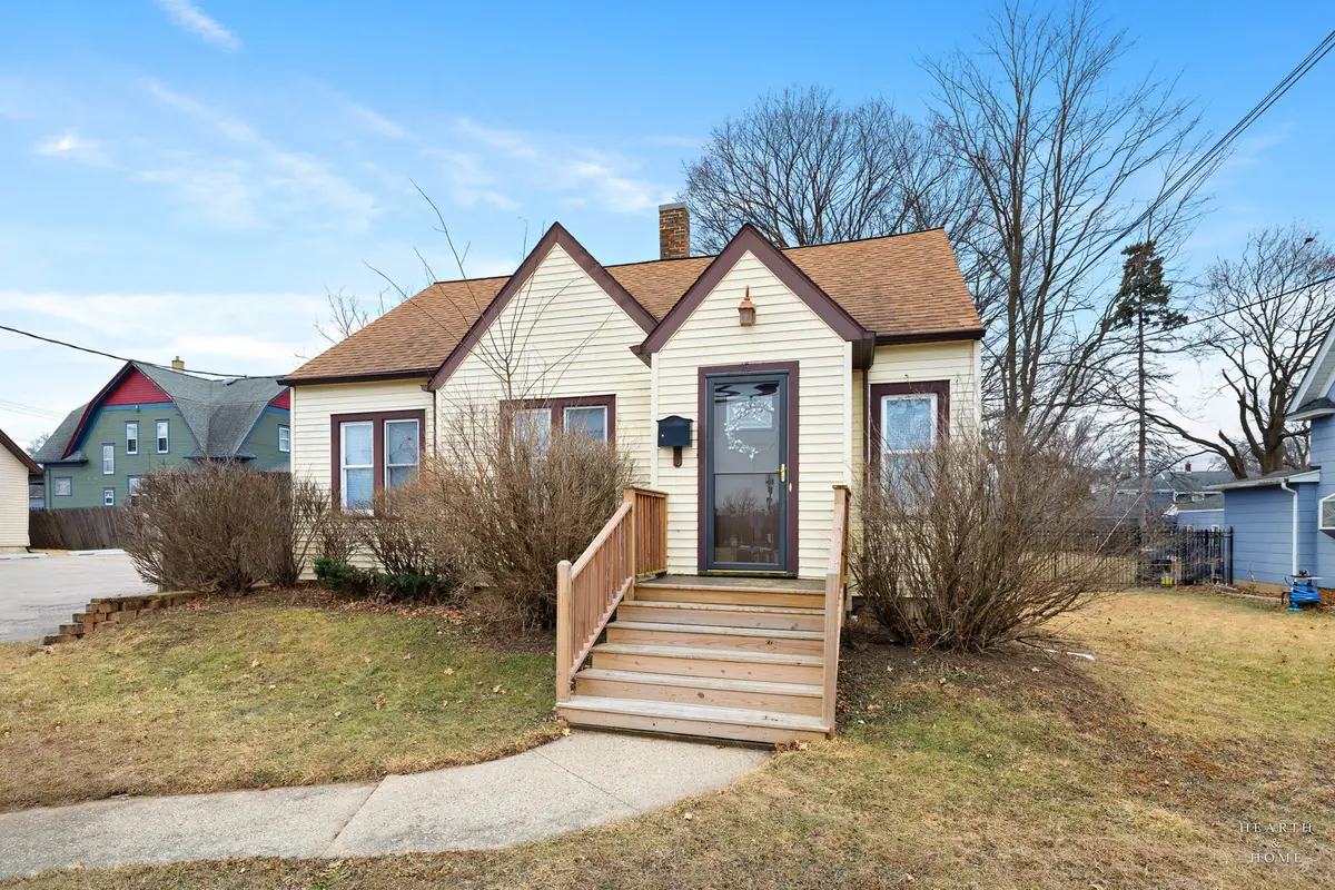 15 W Woodstock Street, Crystal Lake, IL 60014 - #1