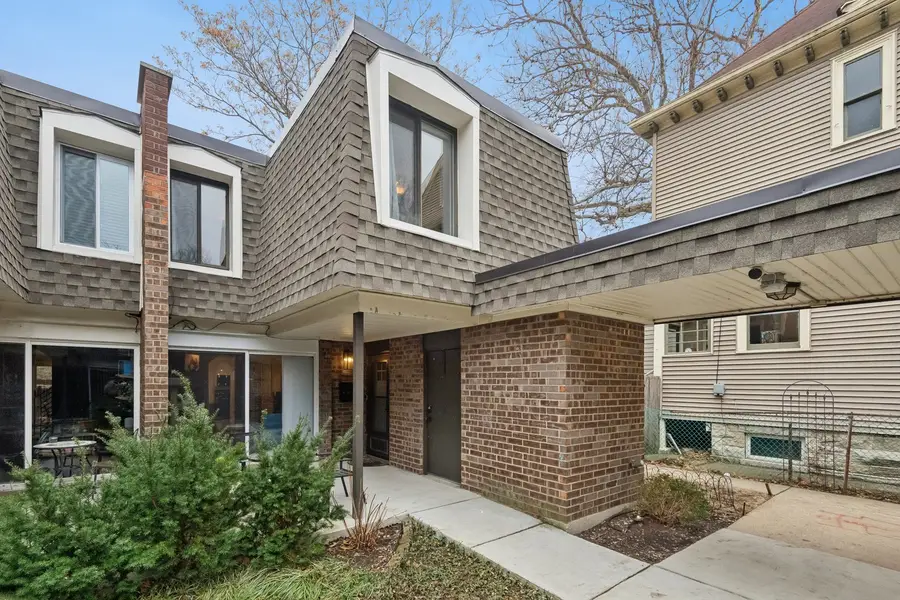 1627 W Belle Plaine Avenue, Chicago, IL 60613 - #2