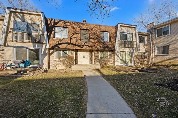 2924 Roberts Drive #8, Woodridge, IL 60517
