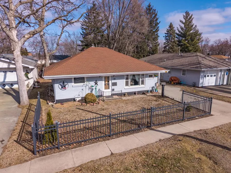 929 E Water Street, Pontiac, IL 61764 - #2