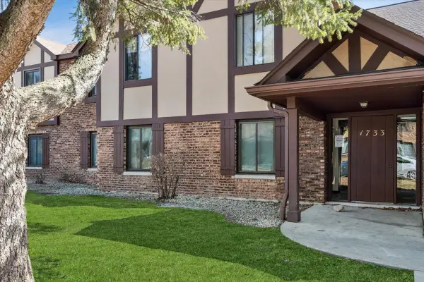 1733 Harrow Court #B, Wheaton, IL 60189