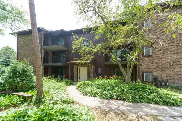 73 W Pier Drive #201, Westmont, IL 60559