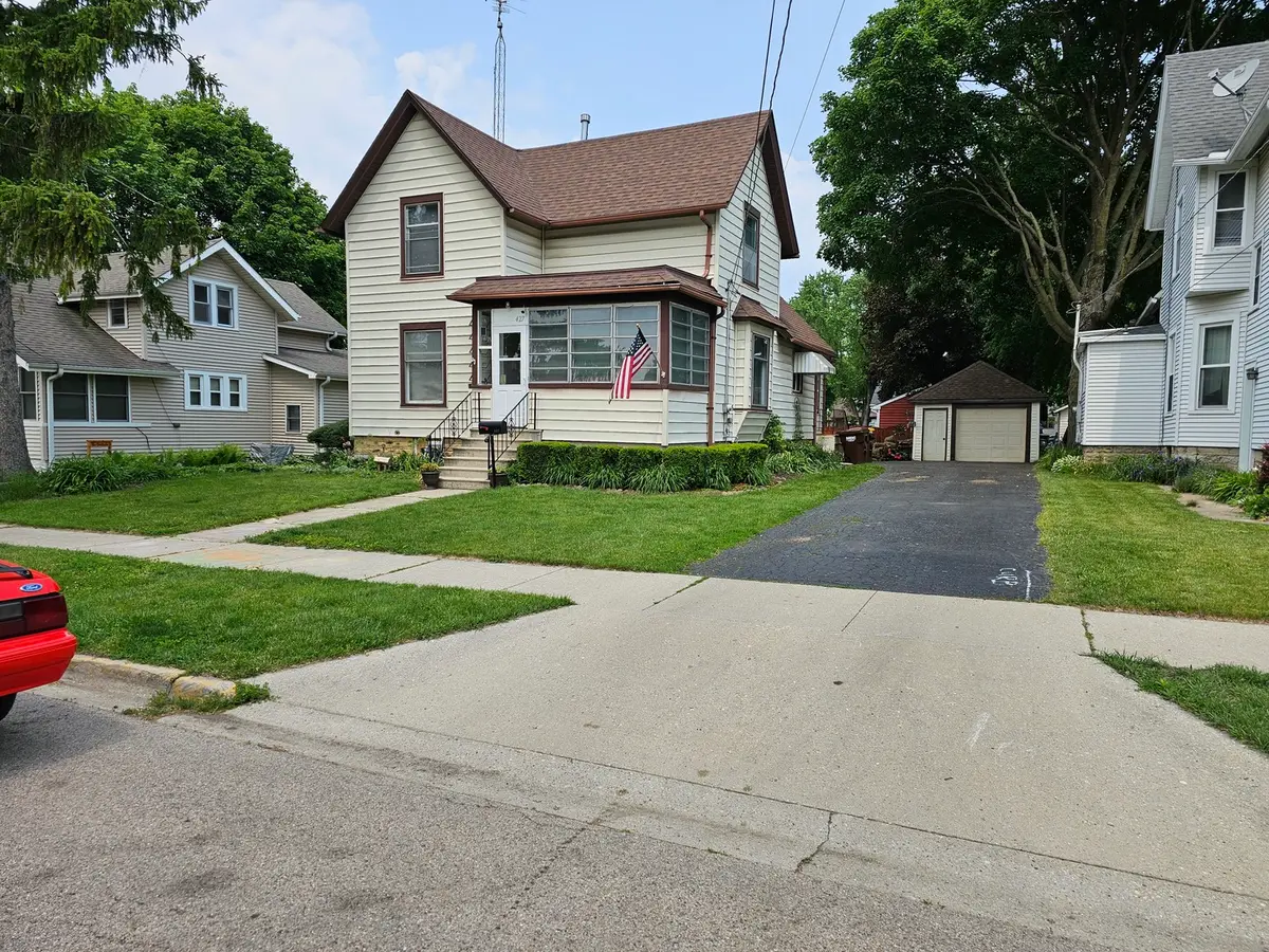 427 W Hurlbut Avenue, Belvidere, IL 61008 - #1