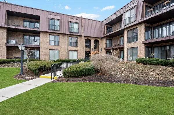 2 The Court Of Harborside Drive #104, Northbrook, IL 60062