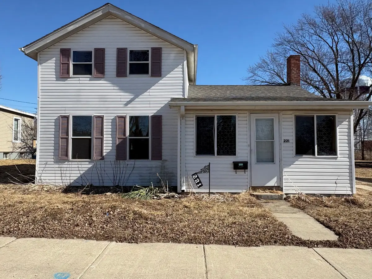 221 N 9th Street, Rochelle, IL 61068 - #1