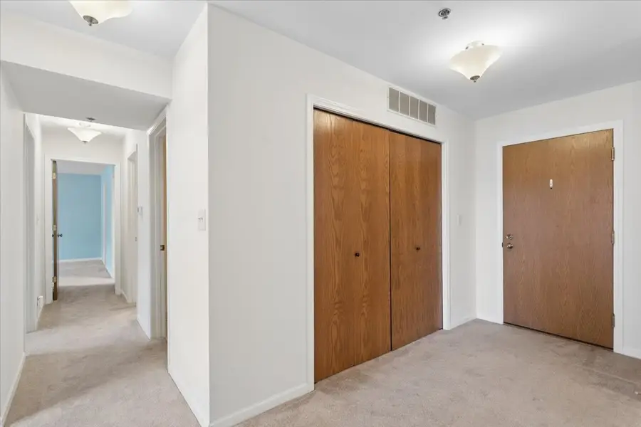 127 Acacia Circle #402, Indian Head Park, IL 60525 - #2