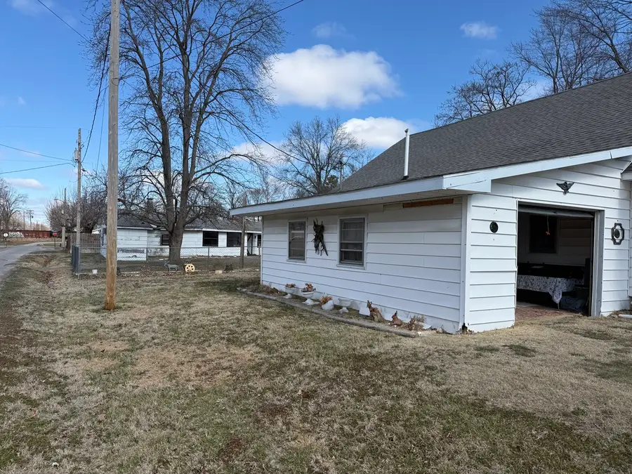 1421 W Maple Street, Herrin, IL 62948 - #2