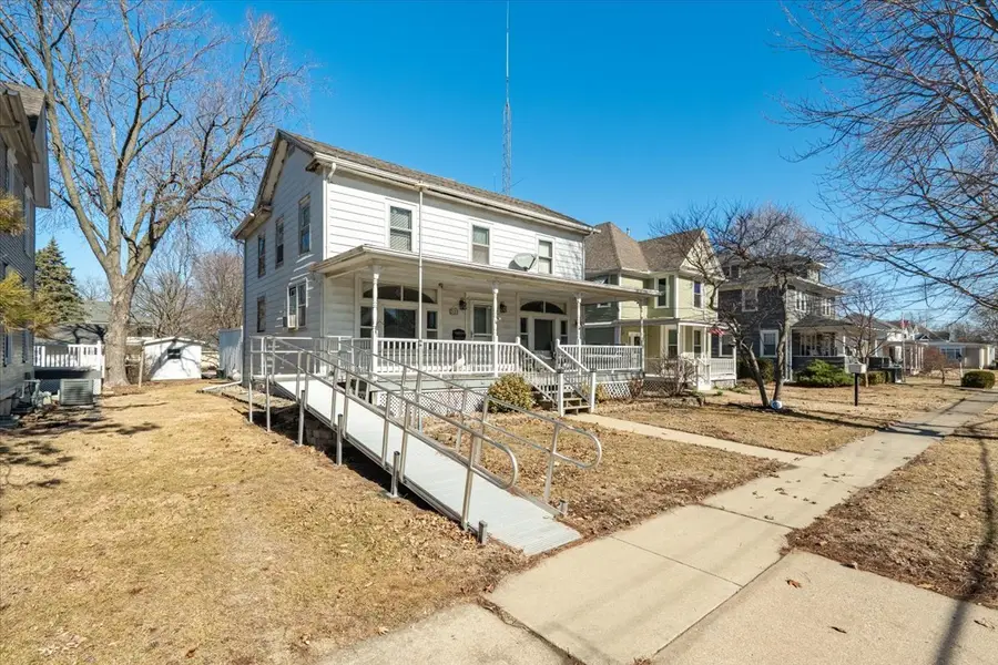 321 E 2nd Street, El Paso, IL 61738 - #3