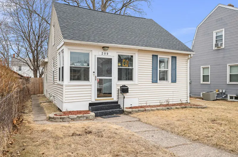 209 S Hazelwood Avenue, Davenport, IA 52802 - #1