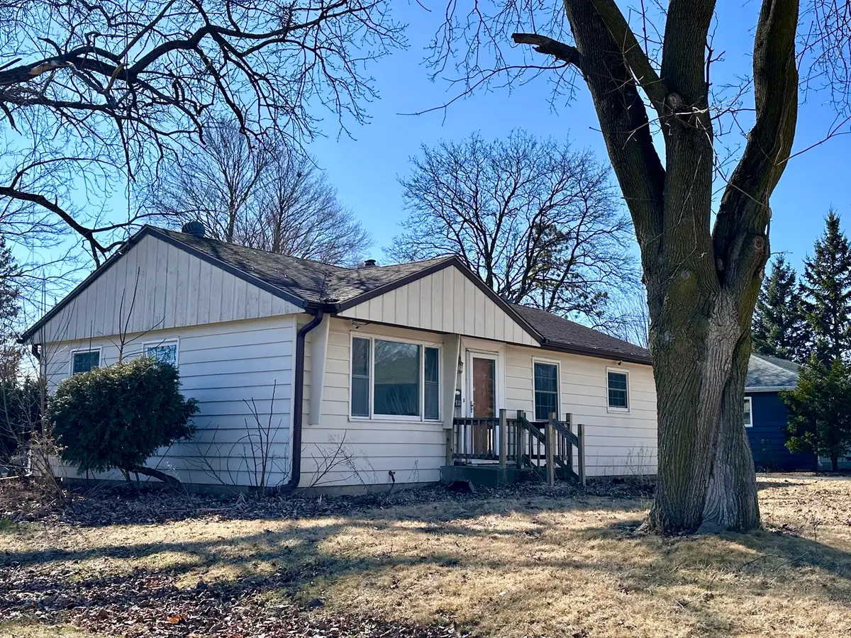 938 E Garden Street, Dekalb, IL 60115 - #1