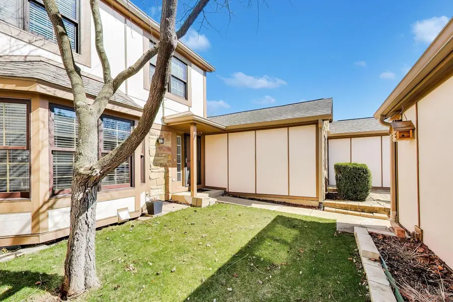 1037 Wheaton Oaks Drive, Wheaton, IL 60187 - #3