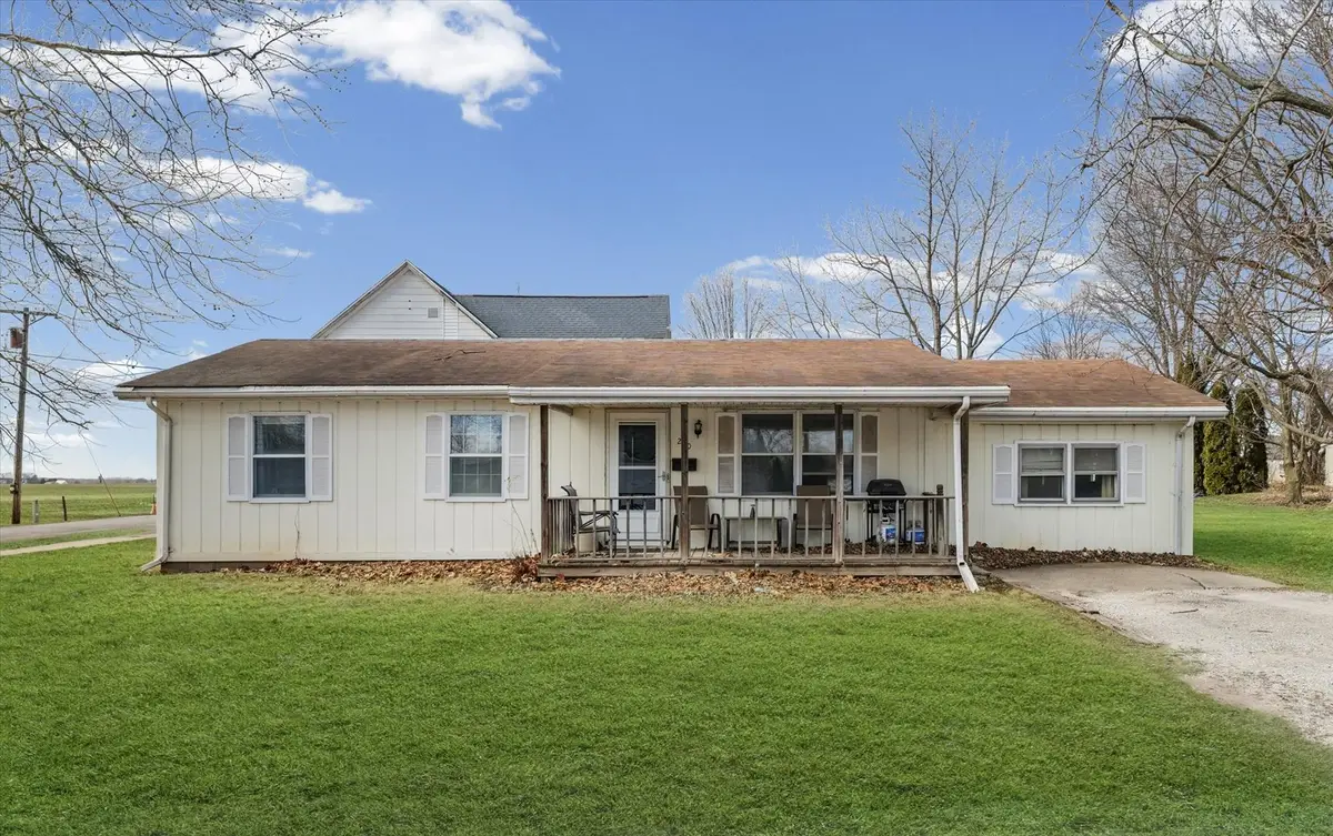 220 S Hallam Streets, Farmer City, IL 61842 - #1