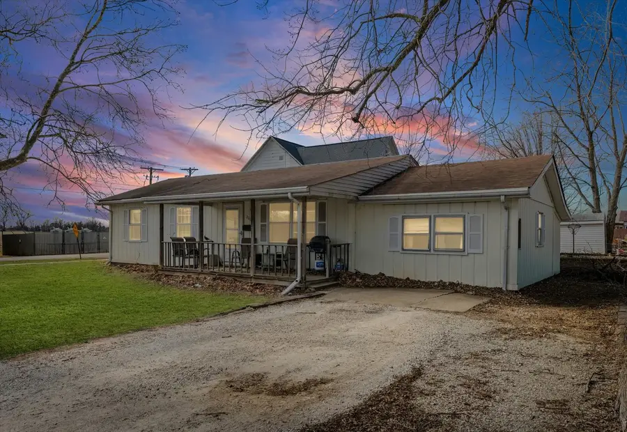 220 S Hallam Streets, Farmer City, IL 61842 - #3