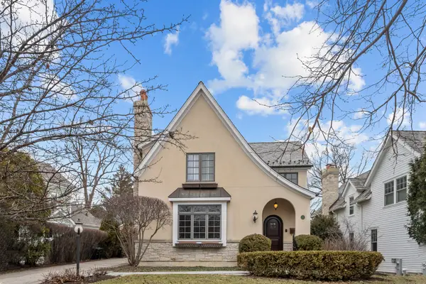 33 Washington Circle, Lake Forest, IL 60045