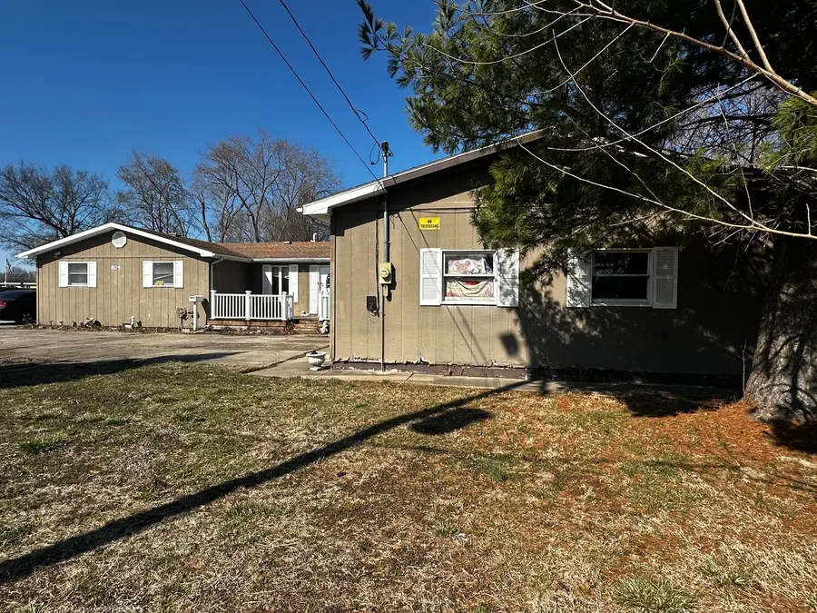 805 W Helen Avenue, Christopher, IL 62822 - #2