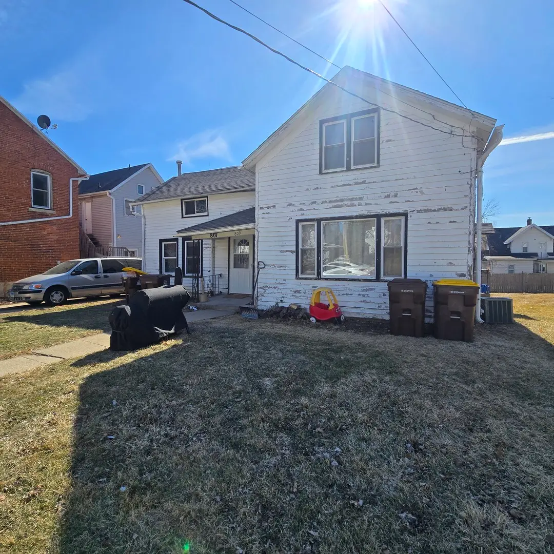 807 W Pleasant Street, Freeport, IL 61032 - #1