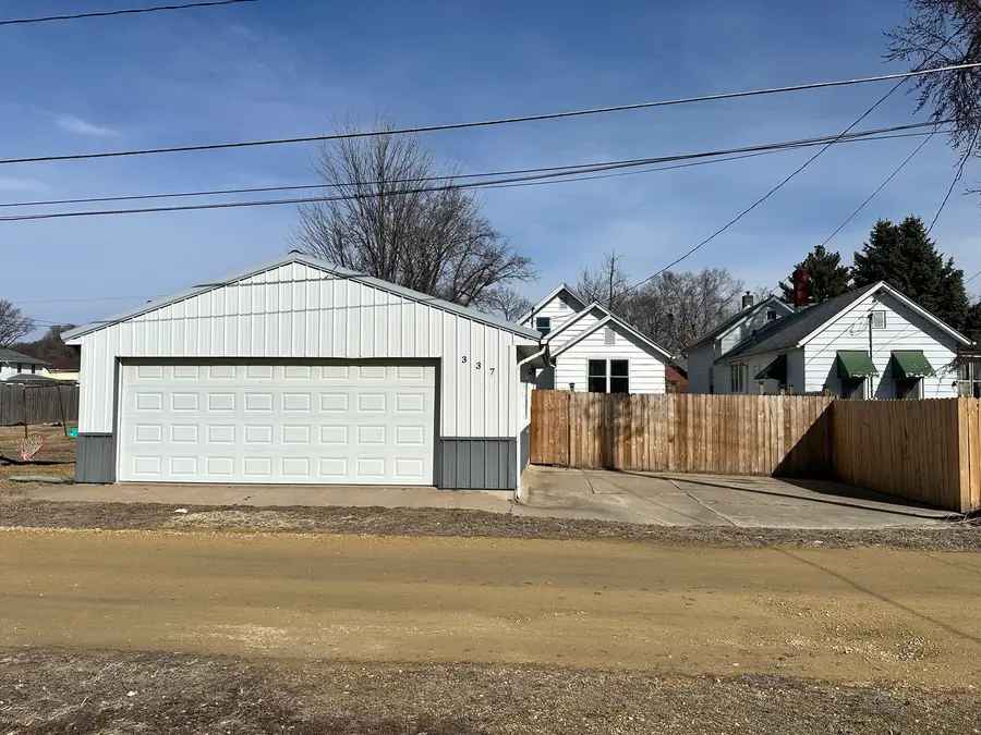 337 4th Avenue N, Clinton, IA 52732 - #2