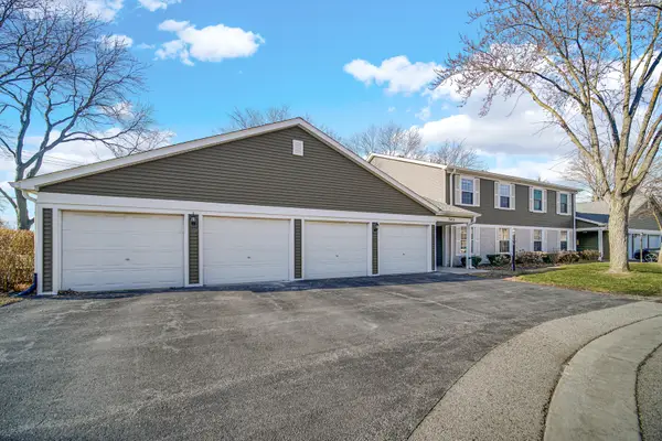 745 Candleridge Court #B2, Bartlett, IL 60103