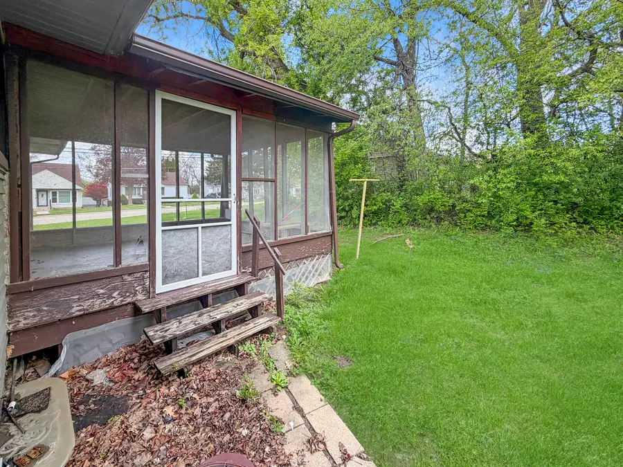 1305 S Prairie Avenue, Freeport, IL 61032 - #2