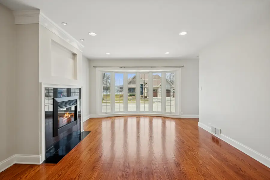 8455 N Chester Avenue, Niles, IL 60714 - #3