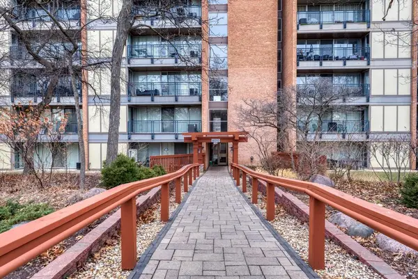 6010 Oakwood Drive #3B, Lisle, IL 60532