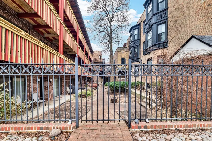 803 W Oakdale Avenue #3A, Chicago, IL 60657 - #2