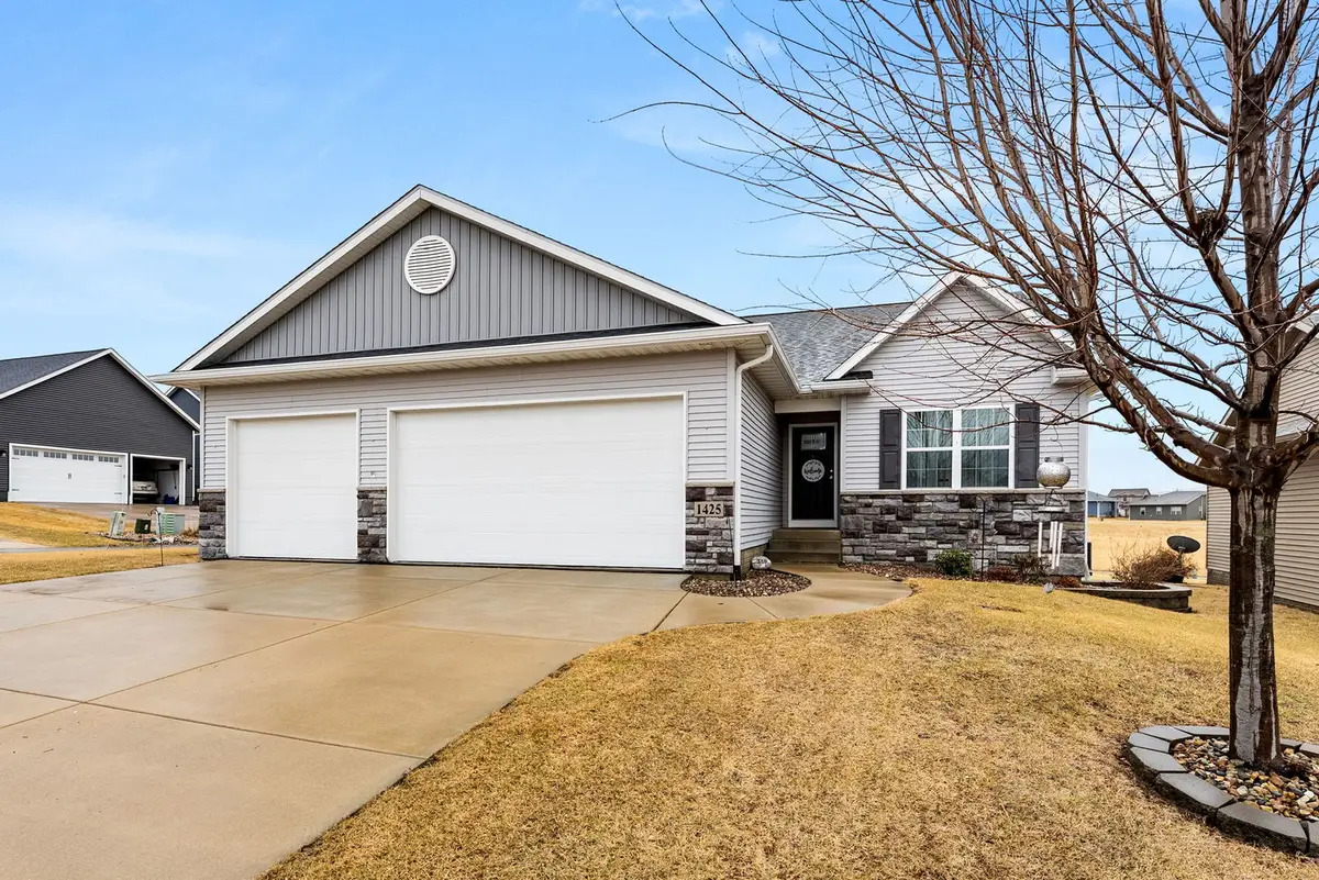 1425 Parkview Lane, Davenport, IA 52807 - #1