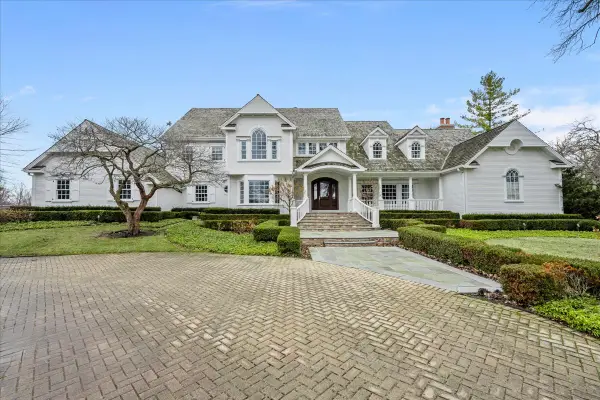 2220 Churchill Circle, Libertyville, IL 60048