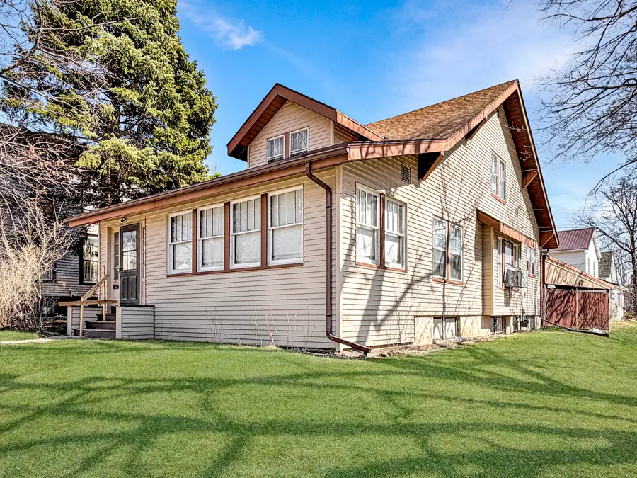 405 N Apple Avenue, Freeport, IL 61032 - #3