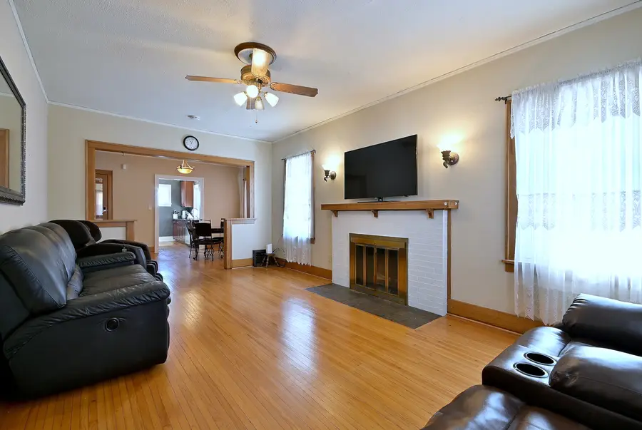 8 S Commonwealth Avenue, Aurora, IL 60506 - #3