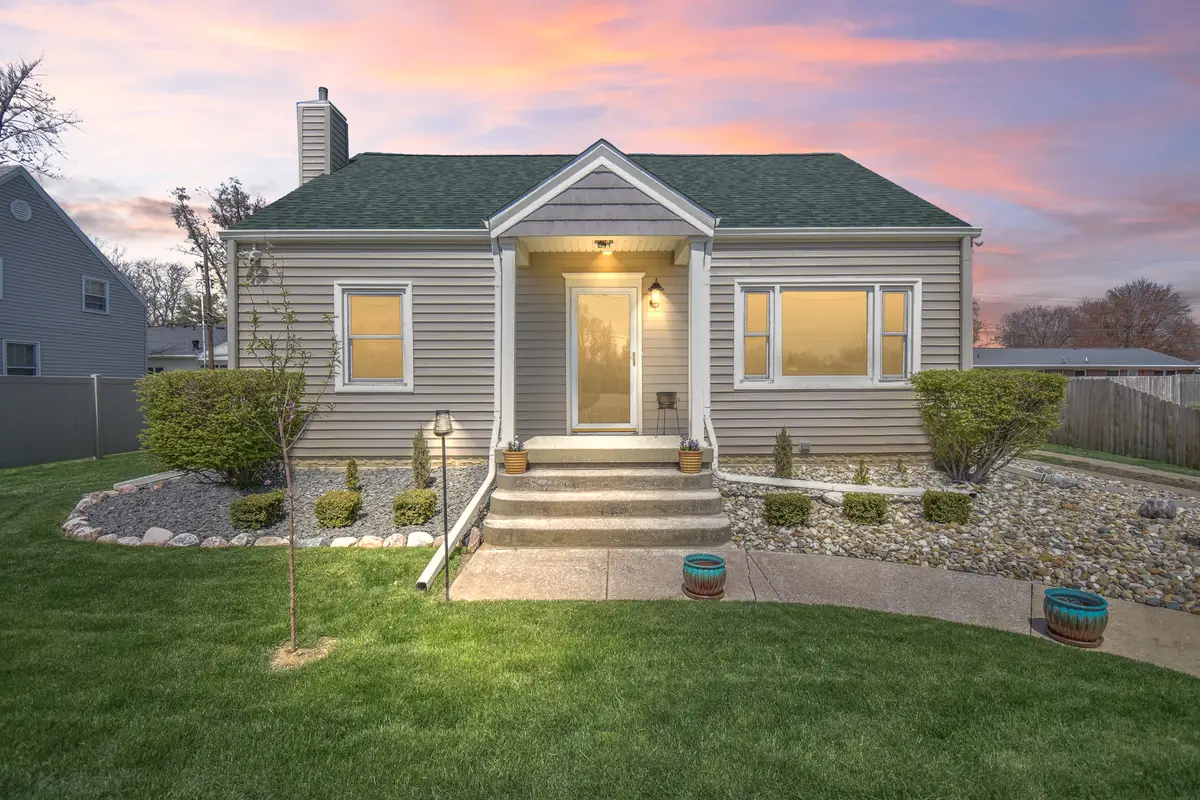 2110 E Oakland Avenue, Bloomington, IL 61701 - #1