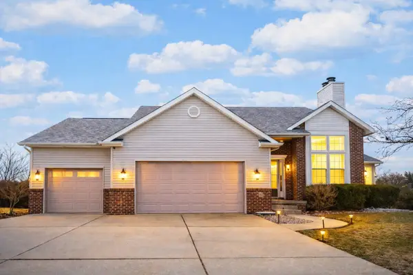 15 Greythorne Circle, Bloomington, IL 61704