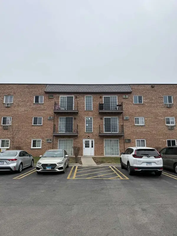 143 W Elk Trail #340, Carol Stream, IL 60188