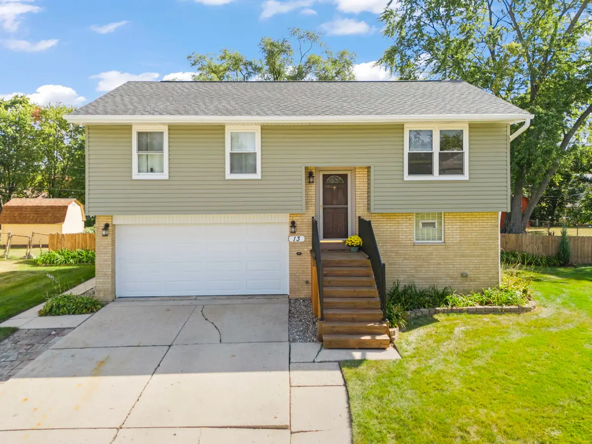 13 S Victoria Lane, Streamwood, IL 60107 - #1