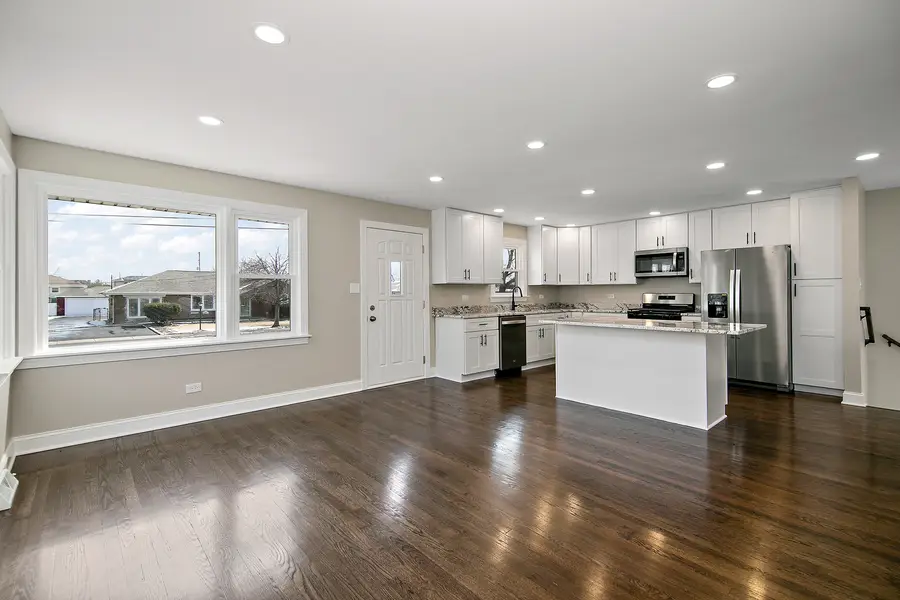 8356 Sayre Avenue, Burbank, IL 60459 - #3