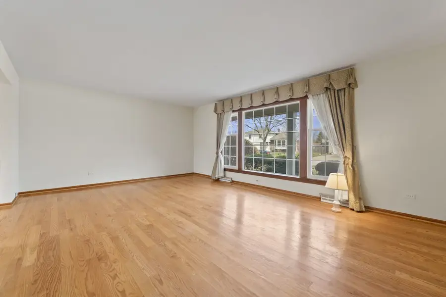 2007 E Robinhood Lane, Arlington Heights, IL 60004 - #3