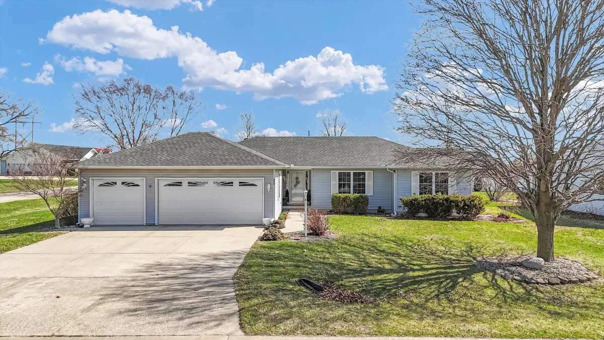 25 N Prairieview Avenue, Tuscola, IL 61953 - #1