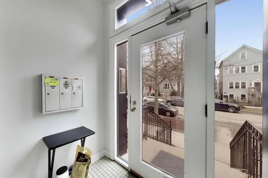 1322 W Barry Avenue, Chicago, IL 60657 - #3