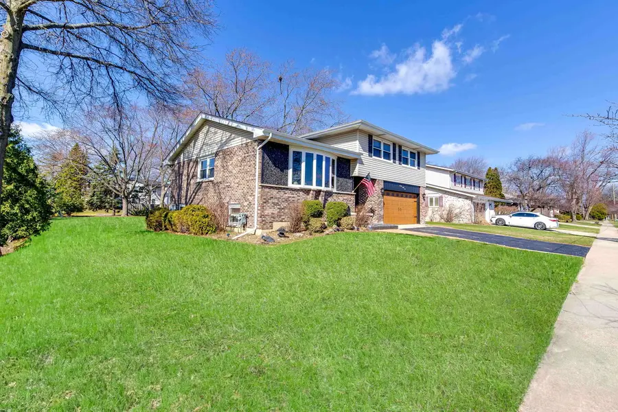 2042 S Goebbert Road, Arlington Heights, IL 60005 - #2