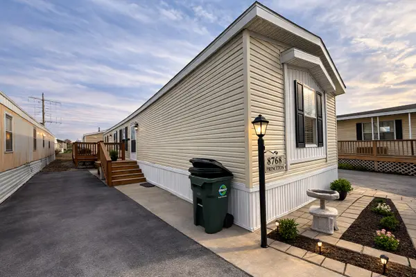 8766 Pelican Drive, Hodgkins, IL 60525