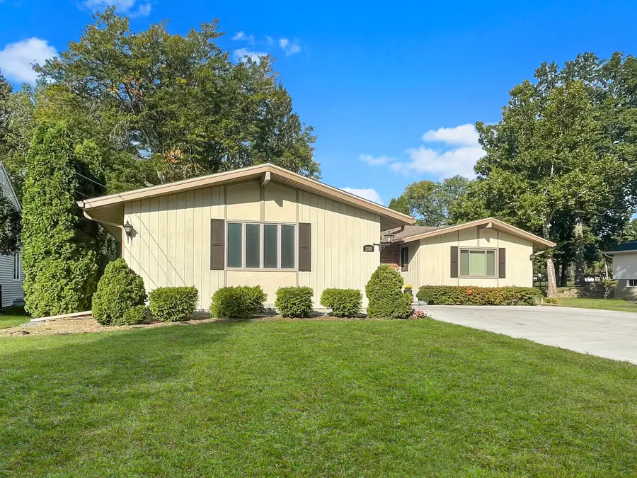 1318 Ridgefield Road, Freeport, IL 61032 - #2